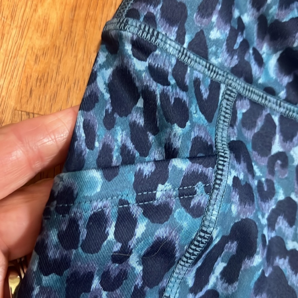 NWT GAP FIT BLUE LEOPARD PRINT LEGGINGS - Picture 9 of 9